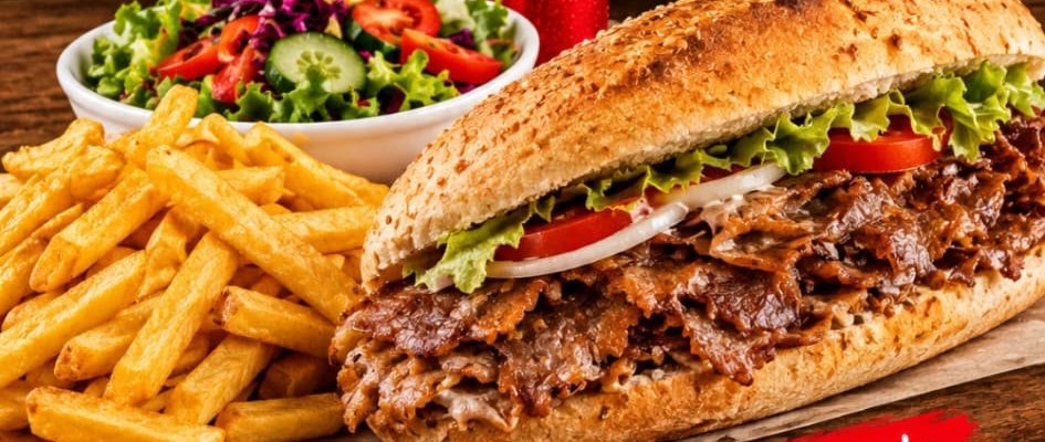 Öğrenci menüsü: döner dürüm, patates, salata ve içecek